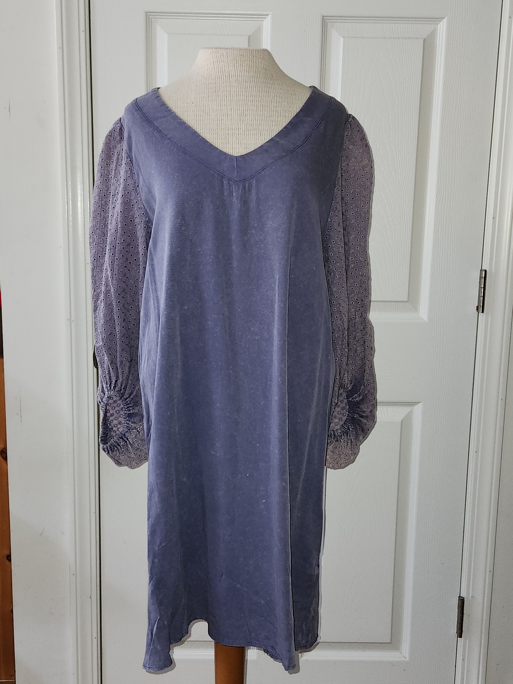 Eesome Lavender V-Neck Shift Dress with Eyelet Sleeve Detail